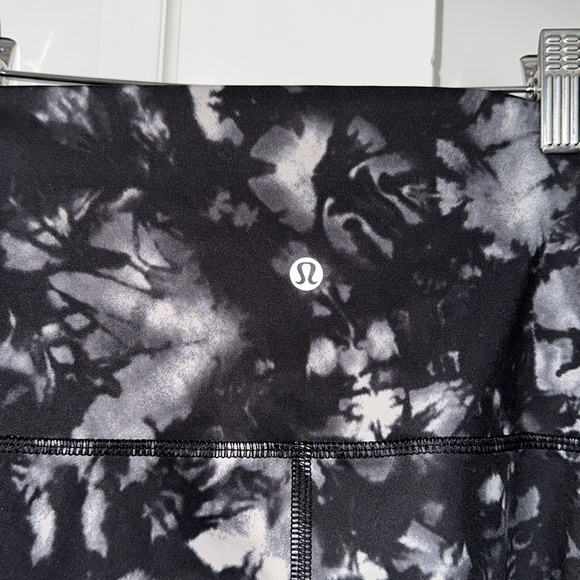 Lululemon Wunder Under Crop (Hi-Rise) Dusk Tie Dye size 6 - Picture 6 of 7